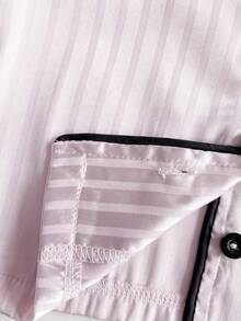 SHEIN 两件套女宝宝可爱甜美时尚休闲浅粉色竖条纹缎面丝绸质感撞色黑色滚边包边口袋装饰翻领纽扣长袖衬衫上衣和松紧腰长裤两件套睡衣家居服睡衣柔软舒适，适合日常居家穿着，春秋冬皆宜。 - 粉色 - 查看 4