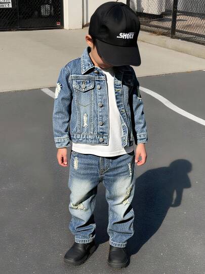 男童两件套牛仔套装，复古做旧牛仔色，休闲学院风，包含牛仔外套和修身牛仔裤，舒适纯棉面料，适合日常穿着和上学穿着。