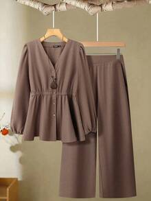 SHEIN LUNE Conjunto de 2 piezas de top de manga larga con cuello en V y botones delanteros, y pantalones largos de unicolor, talla grande - Café integral - Ver 1