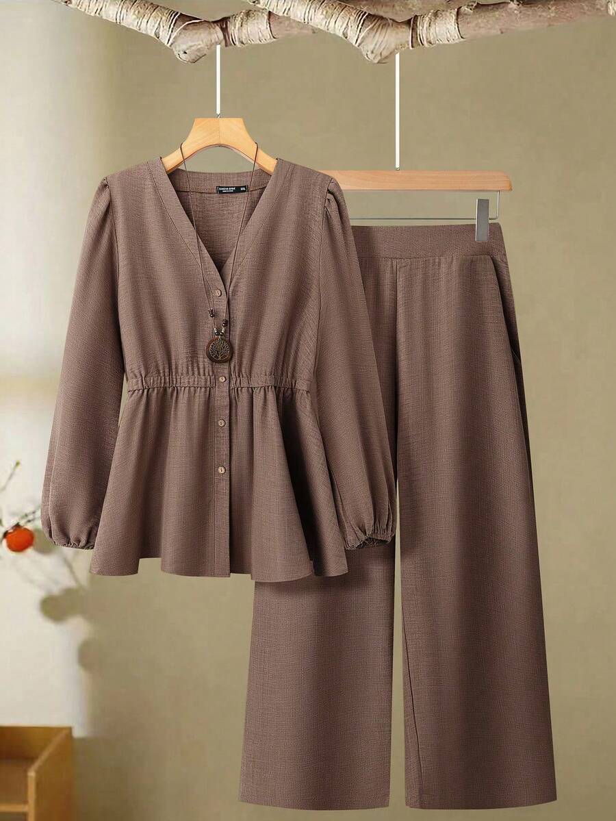 SHEIN LUNE Conjunto de 2 piezas de top de manga larga con cuello en V y botones delanteros, y pantalones largos de unicolor, talla grande - Café integral - Ver 1