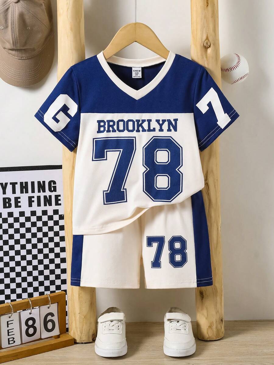 SHEIN Genkimix Kids 2 Stücke/Set Kleine Jungen Sport Lässig V-Ausschnitt Kurzarm T-Shirt und bedruckte Sport Shorts Outfit, geeignet für den täglichen Gebrauch, Sportveranstaltungen, Sommer - Aprikosenfarben - Übersicht 1