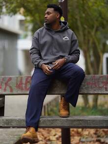 Heavens Edit 男士秋冬简约山地标语印花口袋抽绳连帽运动衫 - 深灰色 - 查看 2