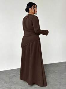 Firerie Elegantes Lässig-Outfit, Große Größen: Langarm-Bluse mit asymmetrischer geraffter Taille und schlankem Schnitt + A-Linien-Rock mit geflustertem Saum, 2-teiliges Set, geeignet für Frühling, Sommer, Herbst, Winter - Kaffeebraun - Übersicht 9