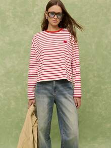 Nöista 经典条纹长袖T恤，宽松落肩设计，饰有小巧的心形刺绣。休闲俏皮，适合日常穿着，也适合春季和节日场合，是情侣装扮的理想之选。 - 紅色 - 查看 3