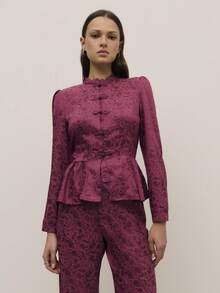 Nöista Bộ đồ hai mảnh bằng gấm thanh lịch gồm áo tay dài có cấu trúc, chi tiết cúc Trung Quốc, eo được nhấn nhá và phần peplum mềm mại. Thích hợp cho các dịp lễ hội nghỉ dưỡng và Ngày Valentine, phong cách xuân hè. - Nhiều màu - Xem 2