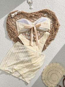 Swim Mod 2026 最新款杏色三件套泳装，包含蕾丝抹胸上衣（饰有精致贝壳珍珠）、高腰纹理半身裙和配套泳裤。背部蝴蝶结设计增添甜美浪漫的优雅气质，是海滩度假的完美之选。奶油色两件套度假装，女士两件套沙滩装，半身裙套装，女士沙滩装，沙滩上衣 - 杏色 - 查看 7