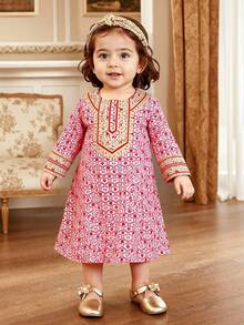 SHEIN 女婴A字圆领七分袖连衣裙。A字廓形经典时尚，适合各种宝宝体型。充满中东节日风情，适合节日庆典、家庭聚会和引人注目的外出活动；展现宝宝神秘高贵的优雅气质。 - 彩色 - 查看 8