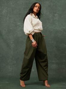 Vixey Pantalones de oficina con cintura alta, detalle de pliegues y forma de barril - Verde militar - Ver 3