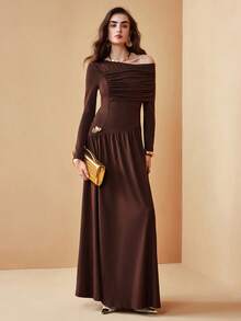 Ciel Poise 女士咖啡色针织高弹磨毛面料不对称肩长袖A字连衣裙，腰部饰有金属胸针，斜领设计，正面褶裥，优雅适合约会、冬季派对等场合。 - 咖啡 - 查看 4