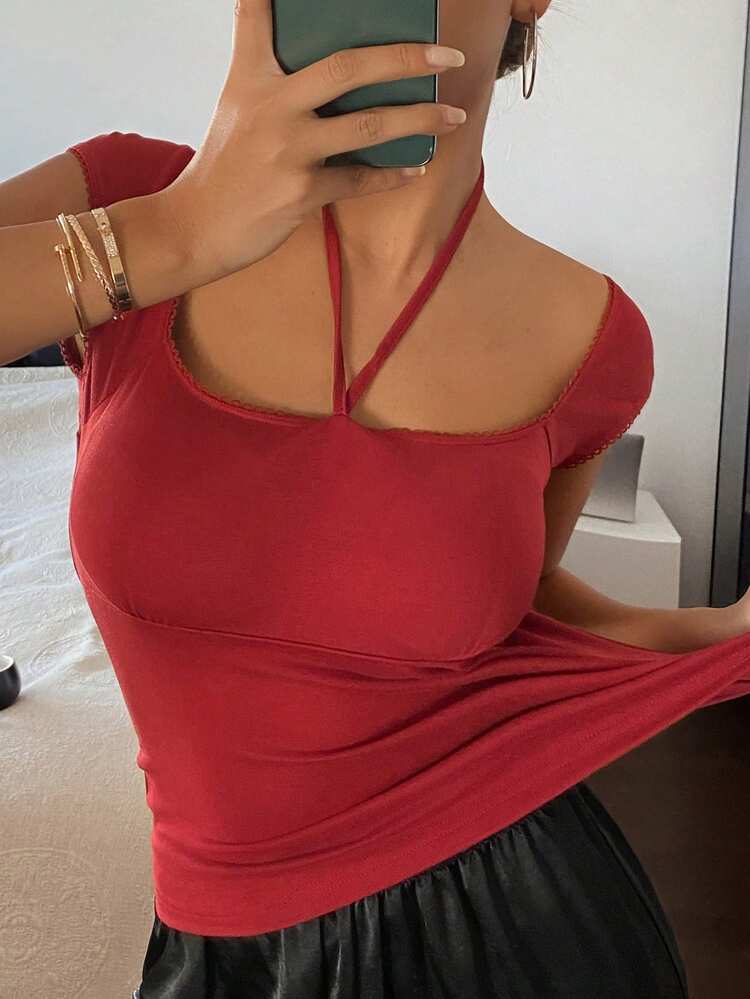 Women's Minimalist Scoop Neck Camisole With Built-In Padding