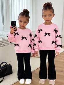 SHEIN 女童宽松大码蝴蝶结撞色装饰贴花卫衣搭配修身喇叭裤套装，适合户外活动、日常上学穿着。返校季、秋冬季，保暖舒适，适合秋冬季休闲日常穿着及上学穿着，女童冬季服装，日常上学穿着，母女/姐妹亲子装。 - 西瓜粉 - 查看 3