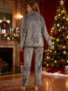 Conjunto de Pijama Navideño para Mujer, Tela de Pelo Suave y Cálida, Diseño de Cardigan con Cuello de Solapa y Botones, Estilo Adorable, para Uso Hogareño y Casual, Pijamas Mujeres, Pijamas Navideñas, Pijama Navideña Mujer, Regalos de Navidad - Gris (letra) - Ver 5