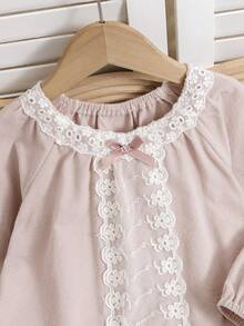 SHEIN Mädchen Pyjamas - 2 Stücke Pyjama-Set mit rosa Spitzenbesatz, Langarm-Rundhals-Oberteil mit elastischem Bund, lange Hose mit Rüschenabschluss und Schleifendetail, Schlafanzug für Kleinkinder und Kleine Mädchen, ganzjährig, Urlaub 2026, niedlich, Prinzessin, Vintage, Alltagskleidung, Geschenk - Altrosa - Übersicht 5