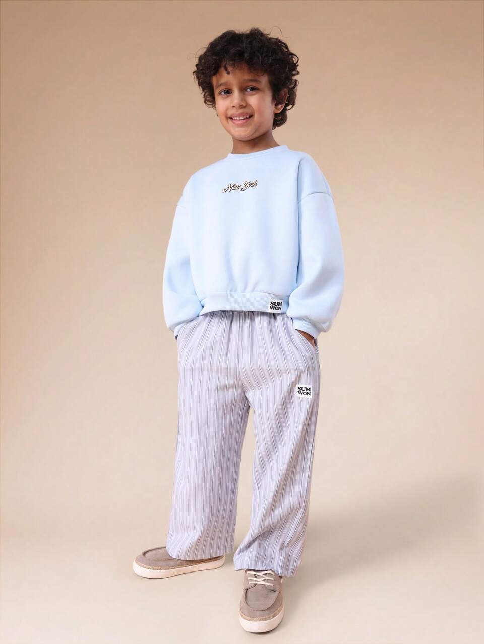 Conjunto de moletom estampado com calça listrada