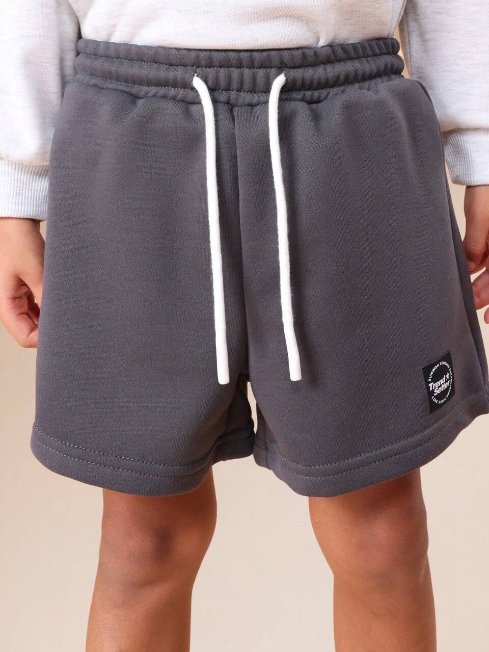 バッジディテール付きショートパンツ