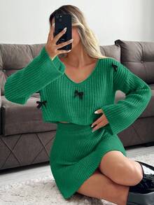 EURMUSE Conjunto de tricô de duas peças com suéter cropped solto, modelagem ampla, decote ombro a ombro assimétrico, mangas flare e cor sólida, com laço em cor contrastante, e saia plissada de cintura alta em formato A. Ideal para looks casuais de outono/inverno e fins de semana, no estilo Y2K. - Verde - Ver 3