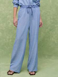 Nöista 蓝色条纹长裤搭配衬衫，腰间系有围巾，领口和前襟采用撞色藏蓝色面料。春夏休闲装扮，适合女性度假穿着。 - 藍色 - 查看 4