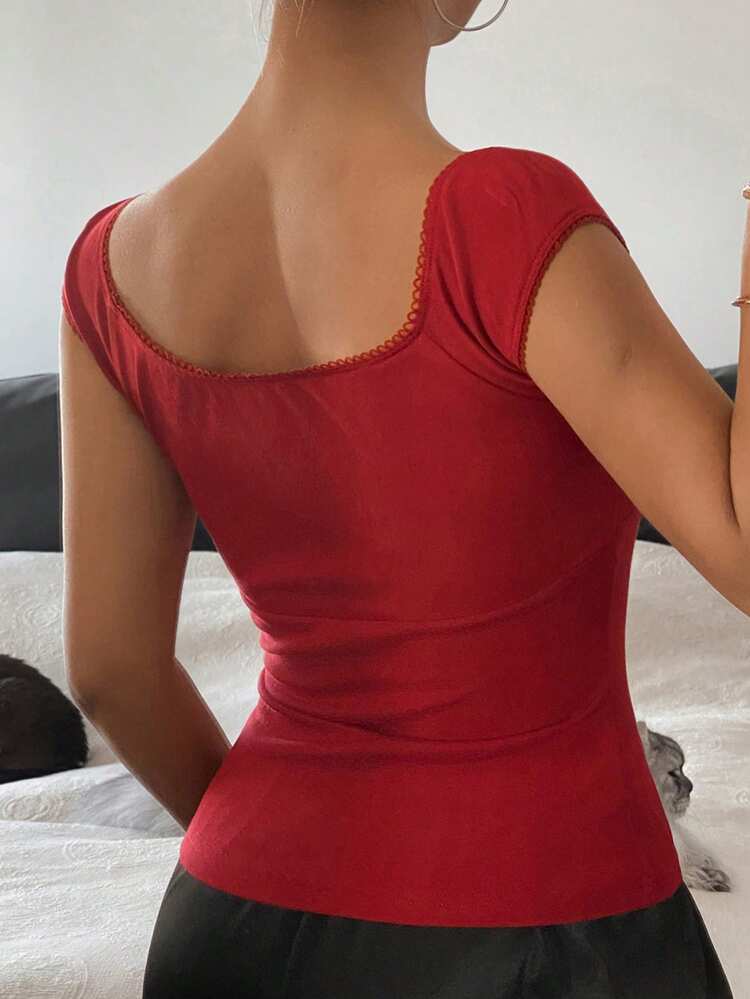 Women's Minimalist Scoop Neck Camisole With Built-In Padding