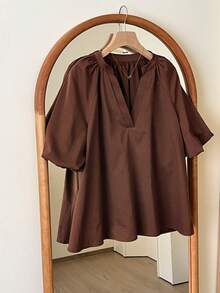 SHEIN Frenchy Chemise décontractée à manches courtes, col V, couleur unie pour femmes. Top sophistiqué à manches bouffantes et col V pour femmes. Coupe ample et affinante. Top marron. Chemise à manches courtes, couleur unie, polyvalente et confortable pour le travail, l'été, les sorties. - Tabac - Voir 3