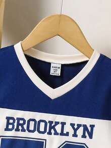 SHEIN Genkimix Kids 2 Stücke/Set Kleine Jungen Sport Lässig V-Ausschnitt Kurzarm T-Shirt und bedruckte Sport Shorts Outfit, geeignet für den täglichen Gebrauch, Sportveranstaltungen, Sommer - Aprikosenfarben - Übersicht 3