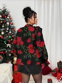 Elenzga Blusa de manga larga con estampado digital de rosas rojas, volantes y lazo, de base negra, elegante y ligera para ocasiones especiales, tallas grandes - Negro - Ver 3