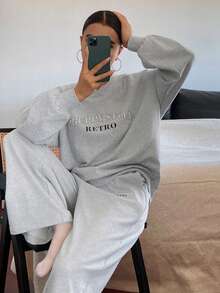 DAZY Bộ đồ ngủ 2 món tay dài cổ chữ V rộng rãi in họa tiết tiếng Anh dành cho nữ - Xám - Xem 5