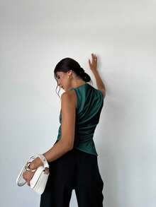 Firerie 女士简约优雅时尚办公室套装 白色无袖褶皱领尖下摆缎面衬衫 - 墨綠色 - 查看 4