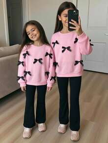 SHEIN 女童宽松大码蝴蝶结撞色装饰贴花卫衣搭配修身喇叭裤套装，适合户外活动、日常上学穿着。返校季、秋冬季，保暖舒适，适合秋冬季休闲日常穿着及上学穿着，女童冬季服装，日常上学穿着，母女/姐妹亲子装。 - 西瓜粉 - 查看 9