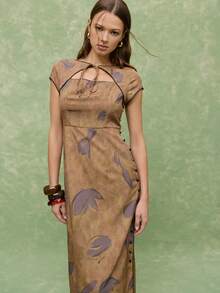 Nöista 印花中长连衣裙，修身剪裁，短袖设计，饰以柔美花卉图案。尽显女性柔美、优雅、迷人气质，是春季造型、浪漫约会、晚餐、特殊场合以及轻松打造从白天到夜晚造型的理想之选。 - 橄欖綠 - 查看 4