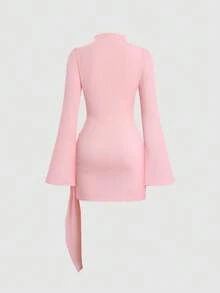 Sweetra 收腰极简喇叭袖紧身收腰连衣裙