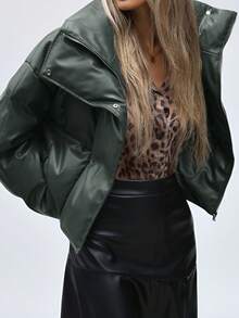 GENKIRA 年轻通勤风宽松PU皮革质感宽翻领加厚羽绒服，罗纹袖口，保暖防寒，仿皮飞行员夹克，填充物为聚酯纤维，合成保暖材料，冬季外套，带羊羔绒内衬。 - 墨綠色 - 查看 7