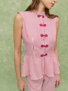 Nöista Bộ áo và quần không tay kẻ sọc kiểu peplum. Áo không tay kẻ sọc với viền peplum và khuy thắt nút trang trí, kết hợp với quần ống đứng cùng màu. Chất liệu cotton nhẹ, nữ tính, thích hợp cho các dịp lễ hội, nghỉ dưỡng và mùa xuân hè. Cũng phù hợp cho khách dự đám cưới. - Nhiều màu - Xem 3