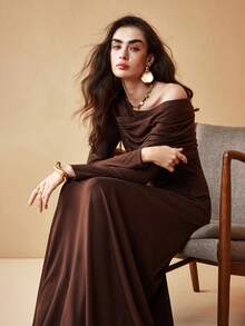 Ciel Poise 女士咖啡色针织高弹磨毛面料不对称肩长袖A字连衣裙，腰部饰有金属胸针，斜领设计，正面褶裥，优雅适合约会、冬季派对等场合。 - 咖啡 - 查看 2