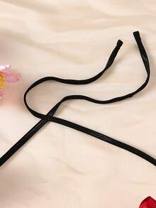 Biustonosz z wyciętymi bokami, fiszbinami i stringami, seksowny komplet bielizny na wyjścia