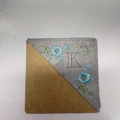 1 件，个性化手工刺绣角书签，26 个字母手工缝制毡角字母书签，可爱的花朵刺绣书签，适合读书爱好者有意义的礼物，回到学校，