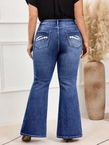 EMERY ROSE Jeans de pierna acampanada con bolsillo bordado para mujer de talla grande - Azul lavado oscuro - Ver 7