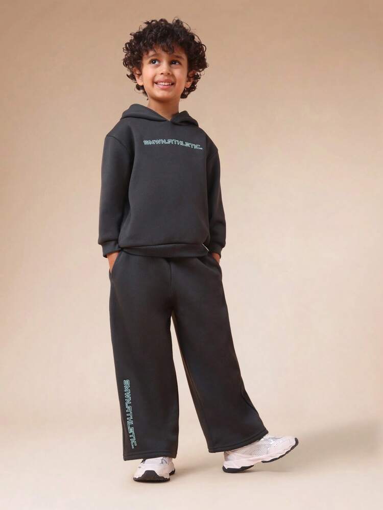 Conjunto de moletom com capuz e calça jogger na cor carvão com logo de texto