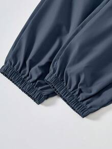 SHEIN Mirajuku 男童印花黑色短袖T恤和米色工装裤两件套休闲套装，春夏款 - 霧霾藍 - 查看 4