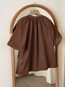 SHEIN Frenchy Chemise décontractée à manches courtes, col V, couleur unie pour femmes. Top sophistiqué à manches bouffantes et col V pour femmes. Coupe ample et affinante. Top marron. Chemise à manches courtes, couleur unie, polyvalente et confortable pour le travail, l'été, les sorties. - Tabac - Voir 2