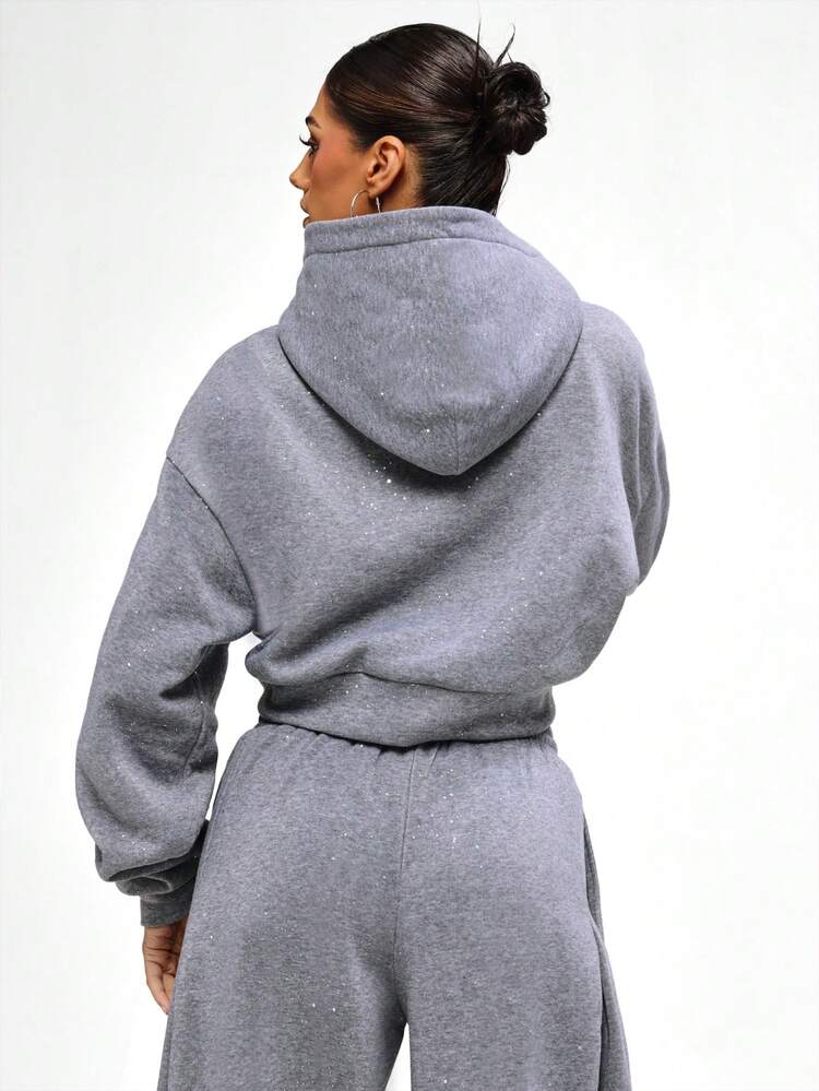 BABYPHAT Sweat-shirt-shirt zippé court avec détail de texte gaufré. Sweat-shirt-shirt en jersey gris pailleté. Pull oversize décontracté pour l'hiver et l'automne