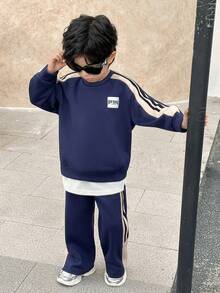 SHEIN Little Byeori 两件套男童休闲宽松圆领撞色滚边卫衣和运动裤套装，适合返校、生日、新生儿派对、节日聚会、秋冬季穿着。 - 寶藍色 - 查看 6