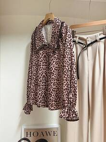 SHEIN Frenchy Áo sơ mi nữ thời trang tay loe cổ ve áo họa tiết da báo, áo in hình động vật, ve áo ngoại cỡ dễ thương với bèo nhún tương phản, kiểu Pháp cổ điển dáng rộng tôn dáng, mùa xuân, nữ, vintage, phong cách thường ngày cho kỳ nghỉ xuân. - màu nâu - Xem 5
