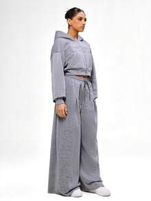 BABYPHAT 褶裥细节宽松运动裤，闪光针织面料，阔腿抽绳设计，饰有闪亮压纹文字，舒适居家服，高腰宽松版型 - 灰色 - 查看 8