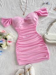 Soleia Vestido rosa ajustado con hombros descubiertos y malla de punto para vacaciones