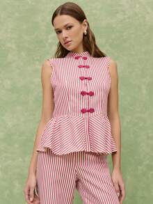 Nöista Bộ áo và quần không tay kẻ sọc kiểu peplum. Áo không tay kẻ sọc với viền peplum và khuy thắt nút trang trí, kết hợp với quần ống đứng cùng màu. Chất liệu cotton nhẹ, nữ tính, thích hợp cho các dịp lễ hội, nghỉ dưỡng và mùa xuân hè. Cũng phù hợp cho khách dự đám cưới. - Nhiều màu - Xem 8