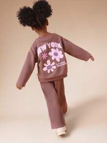 Bộ đồ thể thao SUMWON dành cho bé gái, gồm áo sweatshirt cổ tròn in hoa và quần ống rộng, có chữ NYC, thích hợp mặc đi chơi hoặc du lịch. - màu nâu - Xem 1