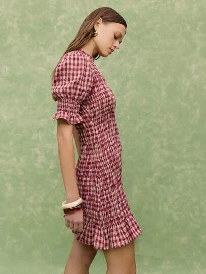 Nöista Vestido con smock que presenta mangas abullonadas, puños con volantes y bajo con volantes con un patrón a cuadros rojos y blancos. Primavera, verano, mujer.