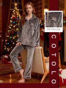 Conjunto de Pijama Navideño para Mujer, Tela de Pelo Suave y Cálida, Diseño de Cardigan con Cuello de Solapa y Botones, Estilo Adorable, para Uso Hogareño y Casual, Pijamas Mujeres, Pijamas Navideñas, Pijama Navideña Mujer, Regalos de Navidad - Gris (letra) - Ver 2