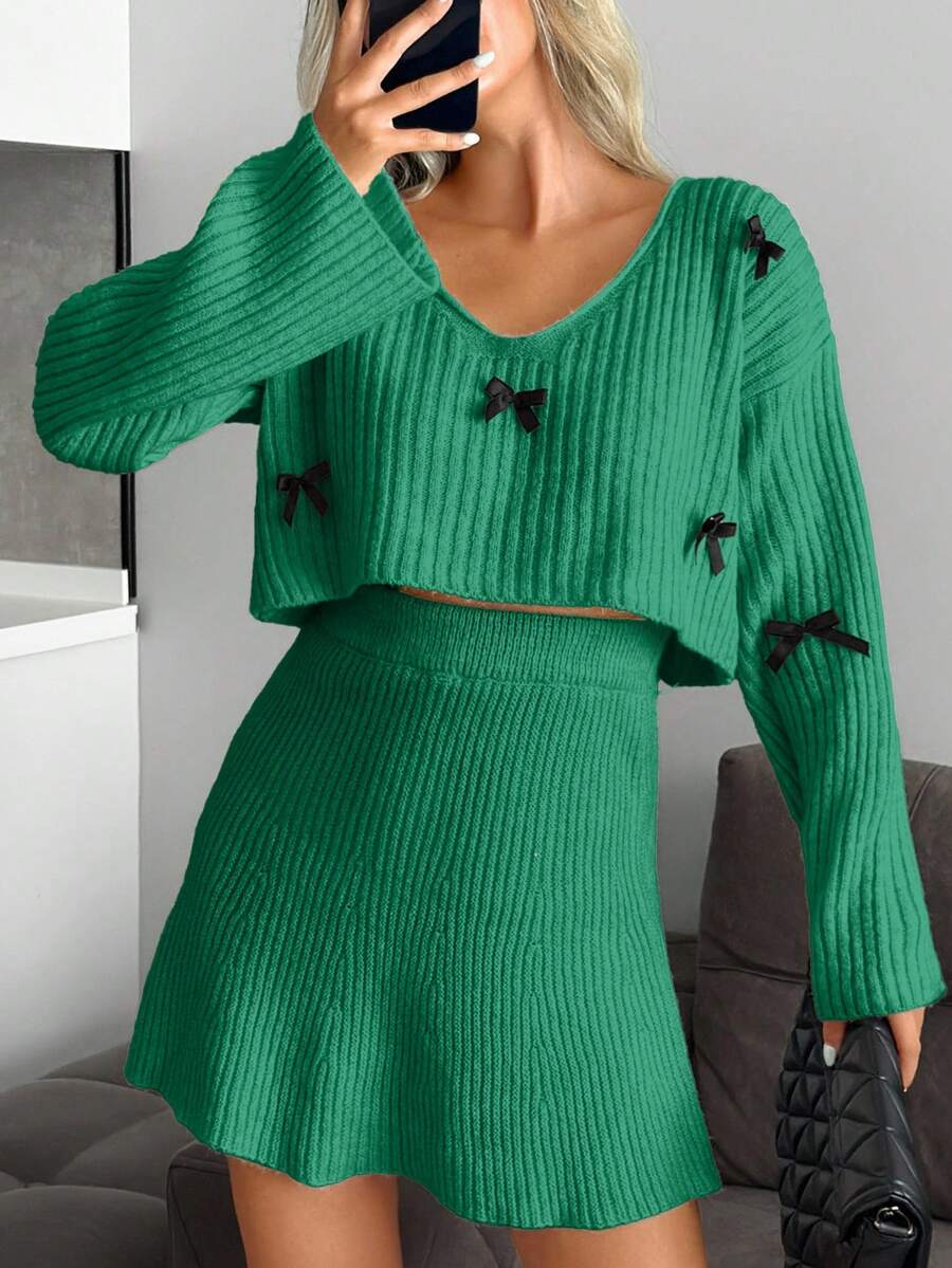 EURMUSE Conjunto de tricô de duas peças com suéter cropped solto, modelagem ampla, decote ombro a ombro assimétrico, mangas flare e cor sólida, com laço em cor contrastante, e saia plissada de cintura alta em formato A. Ideal para looks casuais de outono/inverno e fins de semana, no estilo Y2K. - Verde - Ver 1