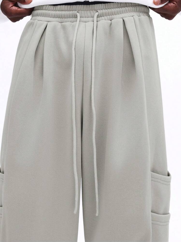 Weit geschnittene, plissierte, bestickte Jogginghose mit Seitentaschen